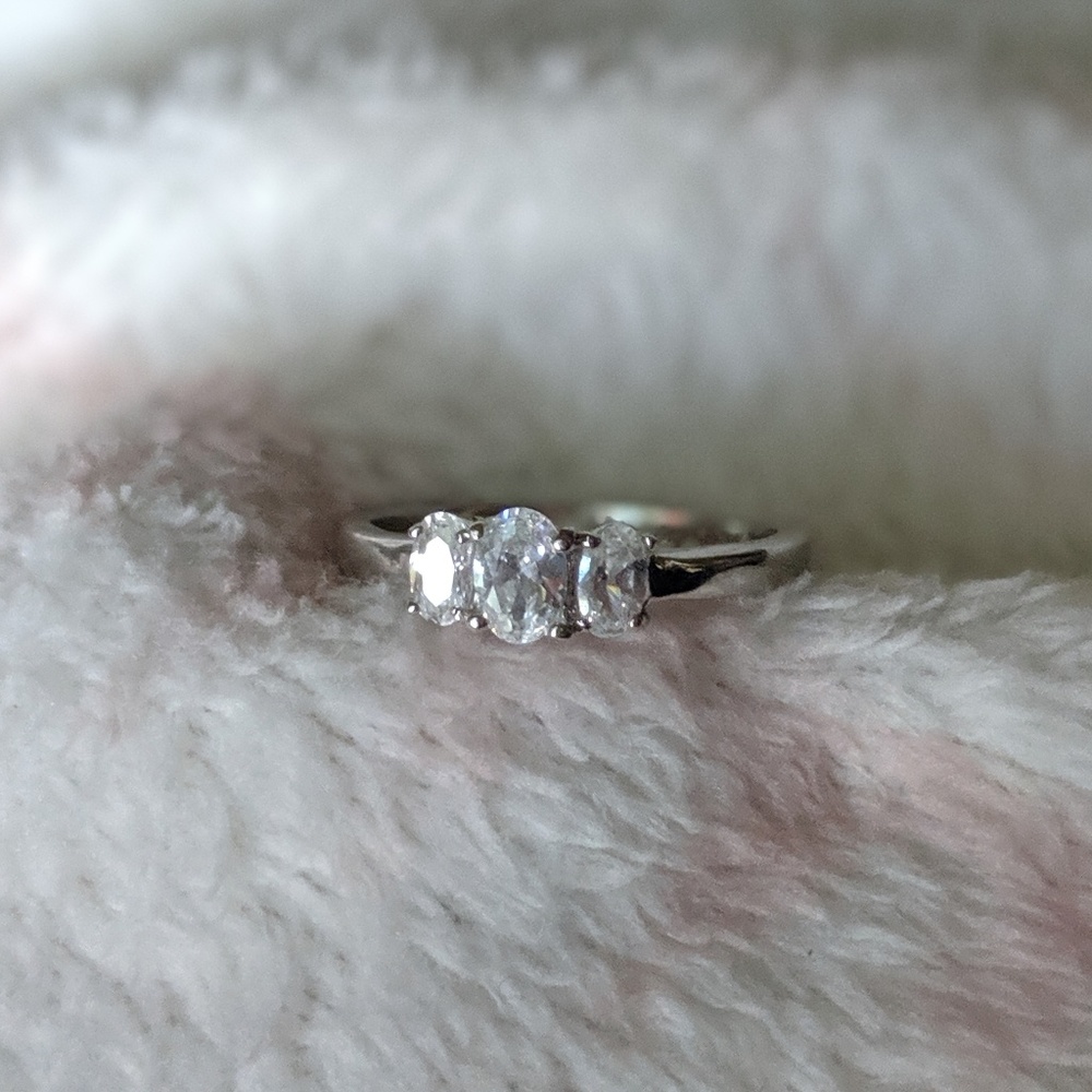 🎉2/$20 Stunning three stone ring
